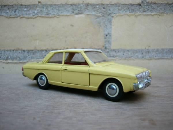 Dinky #154 - Ford Taunus 17m (yellow/white)